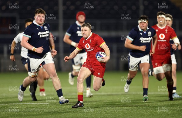 070325 - Scotland U20s v Wales U20s - U20s 6 Nations Championship - Tom Bowen of Wales makes a break