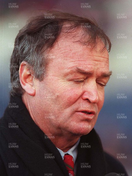 060299 - Scotland v Wales - Five Nations - Wales coach Graham Henry