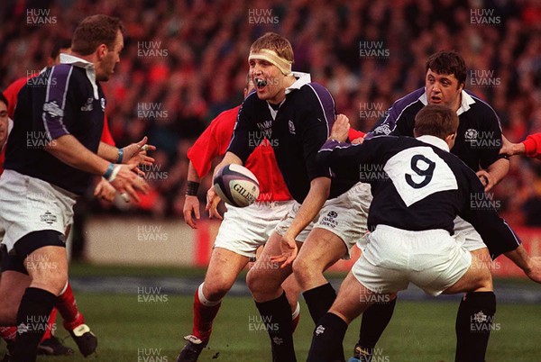 060299 - Scotland v Wales - Five Nations - Doddie Weir of Scotland passes to Paul Burnell