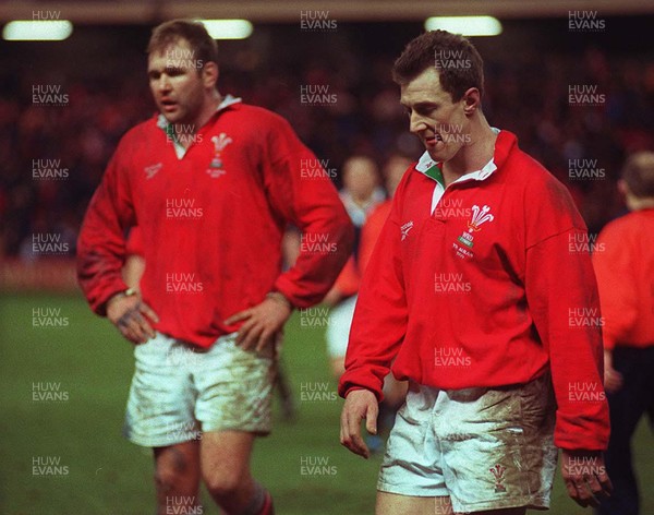 060299 - Scotland v Wales - Five Nations - Wales captain Rob Howley (R) and Scott Quinnell leave the pitch dejected