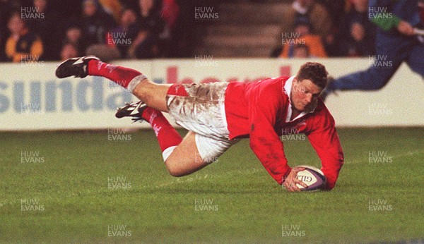 060299 - Scotland v Wales - Five Nations - Scott Gibbs of Wales dives in to score a try