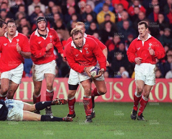 060299 - Scotland v Wales - Five Nations - Scott Quinnell of Wales