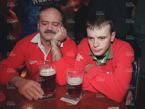 060299 - Scotland v Wales - Five Nations - Dejected Wales fans Peter Holland from Nelson (L) and Ian Rees from Aberfan