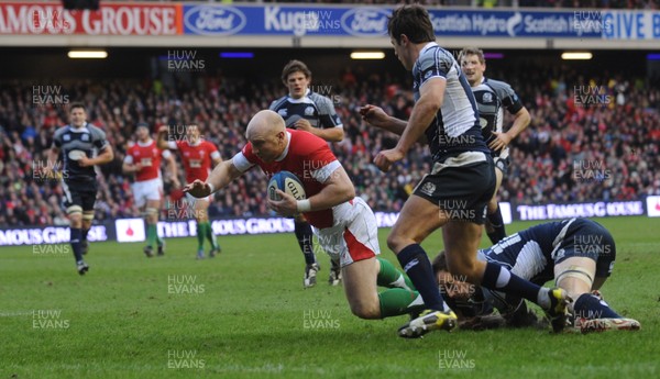 08.02.09 - Scotland v Wales - RBS Six Nations 2009 - Wales' Tom Shanklin beats Scotlands Graeme Morrison to score try.  