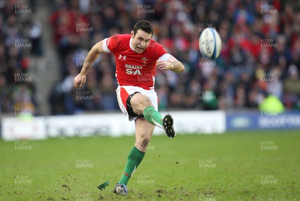 08.02.09 - Scotland v Wales, RBS Six Nations 2009. - Wales' Stephen Jones kicks penalty 