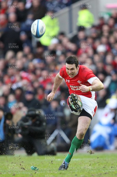 08.02.09 - Scotland v Wales, RBS Six Nations 2009. - Wales' Stephen Jones kicks penalty 