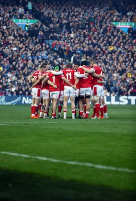 080325 - Scotland v Wales - Guinness 6 Nations Championship - Wales team huddle