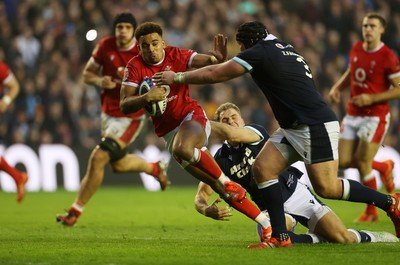 080325 - Scotland v Wales - Guinness 6 Nations Championship - Ben Thomas of Wales beats Duhan van der Merwe and Zander Fagerson of Scotland to score a try