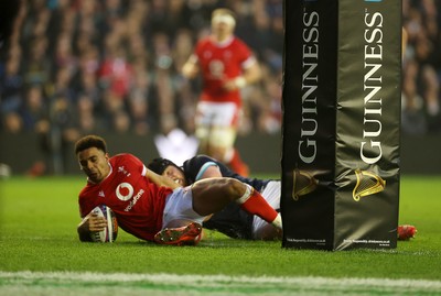 080325 - Scotland v Wales - Guinness 6 Nations Championship - Ben Thomas of Wales beats Duhan van der Merwe and Zander Fagerson of Scotland to score a try