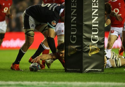 080325 - Scotland v Wales - Guinness 6 Nations Championship - Teddy Williams of Wales scores a try