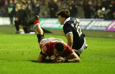 080325 - Scotland v Wales - Guinness 6 Nations Championship - Taulupe Faletau of Wales runs in to score a try but was later disallowed