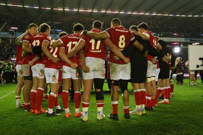 080325 - Scotland v Wales - Guinness 6 Nations Championship - Wales team huddle at full time