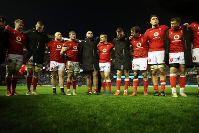 080325 - Scotland v Wales - Guinness 6 Nations Championship - Wales team huddle at full time