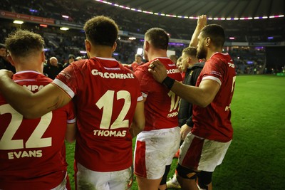 080325 - Scotland v Wales - Guinness 6 Nations Championship - Wales team huddle at full time