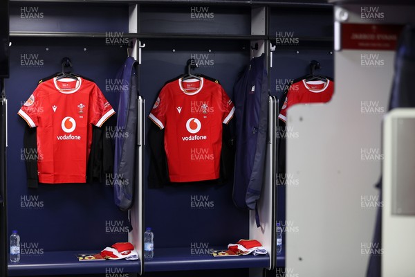 080325 - Scotland v Wales - Guinness 6 Nations Championship - Wales dressing room before the game