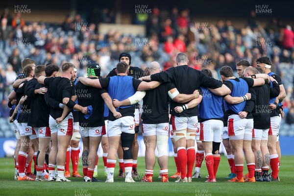 080325 - Scotland v Wales - Guinness 6 Nations Championship - Wales team huddle