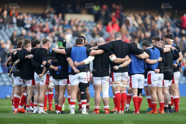 080325 - Scotland v Wales - Guinness 6 Nations Championship - Wales team huddle