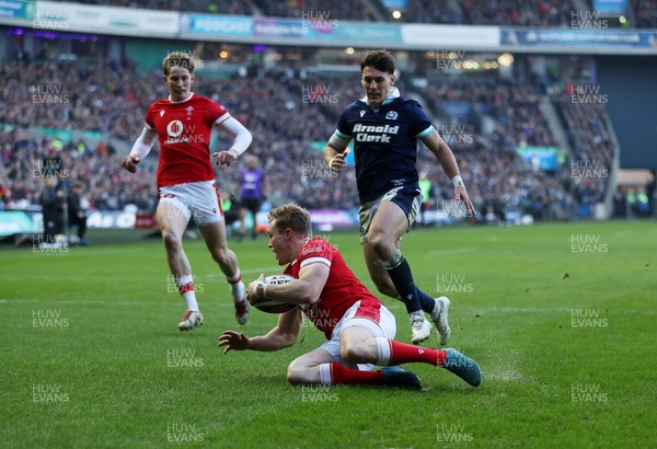 080325 - Scotland v Wales - Guinness 6 Nations Championship - Blair Murray of Wales gets his hands on the ball to score a try