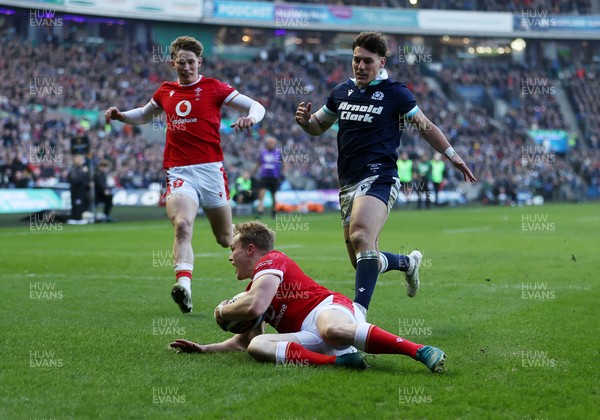 080325 - Scotland v Wales - Guinness 6 Nations Championship - Blair Murray of Wales gets his hands on the ball to score a try