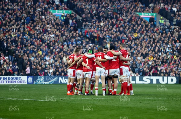 080325 - Scotland v Wales - Guinness 6 Nations Championship - Wales team huddle