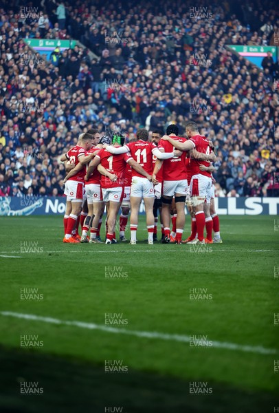 080325 - Scotland v Wales - Guinness 6 Nations Championship - Wales team huddle