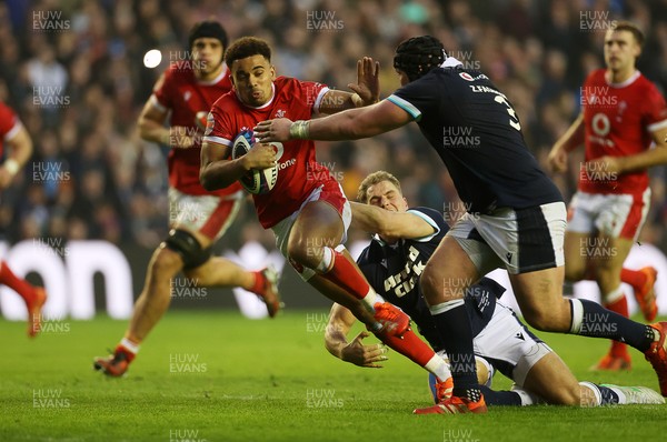 080325 - Scotland v Wales - Guinness 6 Nations Championship - Ben Thomas of Wales beats Duhan van der Merwe and Zander Fagerson of Scotland to score a try