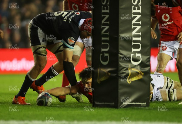 080325 - Scotland v Wales - Guinness 6 Nations Championship - Teddy Williams of Wales scores a try