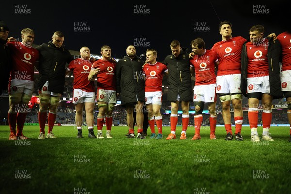 080325 - Scotland v Wales - Guinness 6 Nations Championship - Wales team huddle at full time