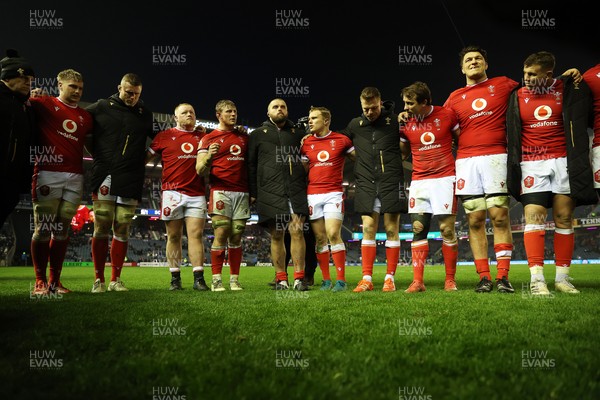 080325 - Scotland v Wales - Guinness 6 Nations Championship - Wales team huddle at full time