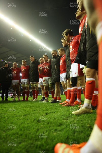 080325 - Scotland v Wales - Guinness 6 Nations Championship - Wales team huddle at full time