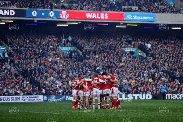 080325 - Scotland v Wales - Guinness 6 Nations Championship - Wales team huddle