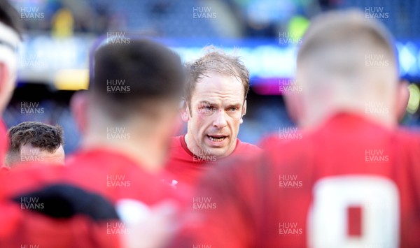 090319 - Scotland v Wales - Guinness Six Nations - Alun Wyn Jones of Wales talks to his players at the end of the game