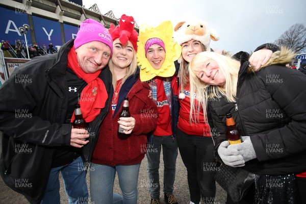 090319 - Scotland v Wales - Guinness 6 Nations - Fans outside the stadium