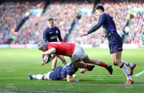 090319 - Scotland v Wales - Guinness 6 Nations - Jonathan Davies of Wales gets past Pete Horne of Scotland to score a try