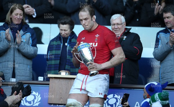 090319 - Scotland v Wales - Guinness 6 Nations - Alun Wyn Jones of Wales lifts Doddle Weir Cup