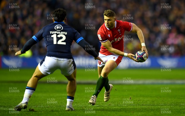 110223 - Scotland v Wales - Guinness Six Nations 2023 - Dan Biggar of Wales takes on Sione Tuipulotu of Scotland