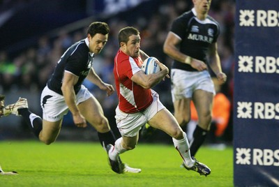 12.02.11 - Scotland v Wales... Wales  Shane Williams runs in to score try. 