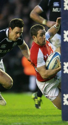 12.02.11 - Scotland v Wales... Wales Shane Williams scores his first try. 