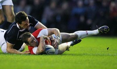 12.02.11 - Scotland v Wales... Wales Shane Williams scores try despte the attention of Nick De Luca. 
