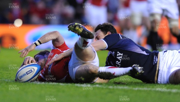 12.02.11 - Scotland v Wales - RBS Six Nations 2011 - Shane Williams of Wales scores try. 