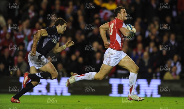 12.02.11 - Scotland v Wales - RBS Six Nations 2011 - Jamie Roberts of Wales gets away from Sean Lamont of Scotland. 