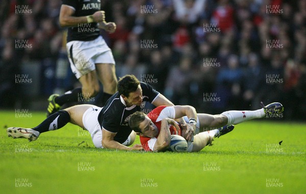 12.02.11 - Scotland v Wales... Wales Shane Williams scores try despte the attention of Nick De Luca. 