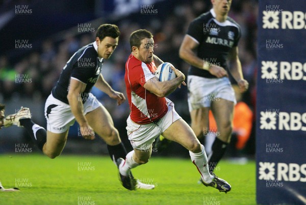 12.02.11 - Scotland v Wales... Wales  Shane Williams runs in to score try. 
