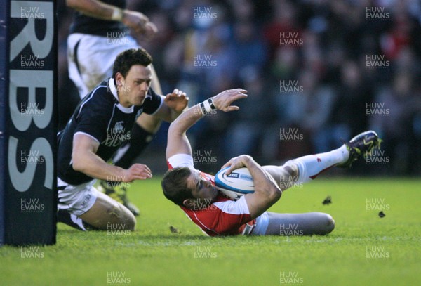 12.02.11 - Scotland v Wales... Wales Shane Williams scores his first try. 