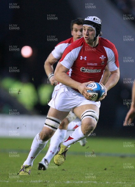 12.02.11 - Scotland v Wales... Wales Ryan Jones supported by Sam Warburton. 
