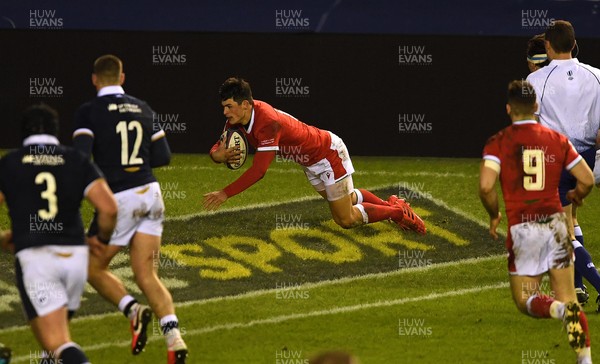 130221 - Scotland v Wales - Guinness Six Nations - Louis Rees-Zammit of Wales scores try