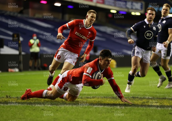 130221 - Scotland v Wales - Guinness 6 Nations - Louis Rees-Zammit of Wales runs in to score a try