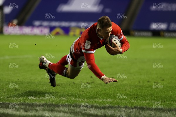 130221 - Scotland v Wales - Guinness 6 Nations - Liam Williams of Wales scores a try
