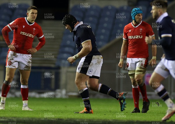 130221 - Scotland v Wales - Guinness 6 Nations - Zander Fagerson of Scotland is shown a red card by Referee Matthew Carley
