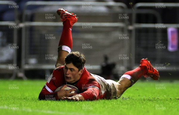 130221 - Scotland v Wales - Guinness 6 Nations - Louis Rees-Zammit of Wales dives over to score a try
